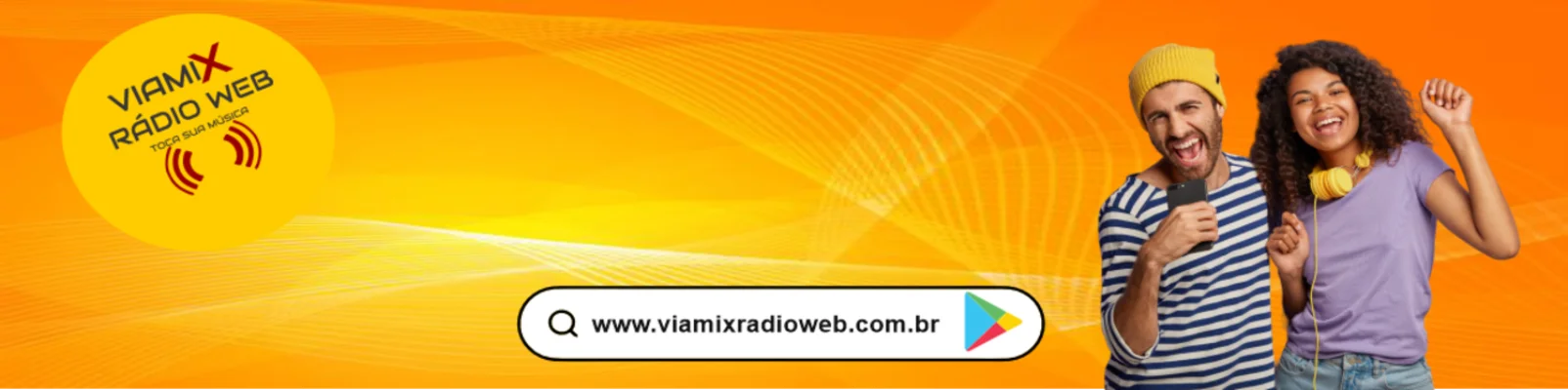 Casal ouvindo rádio com destaque para o site da ViaMix e ícone do Google Play