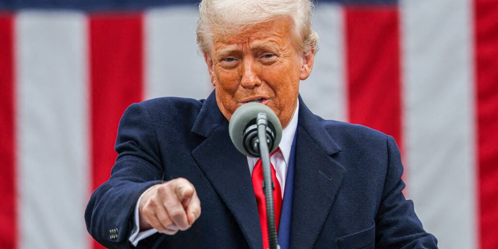 Trump ameaça países que se alinhem ao Brics com tarifa de 10%