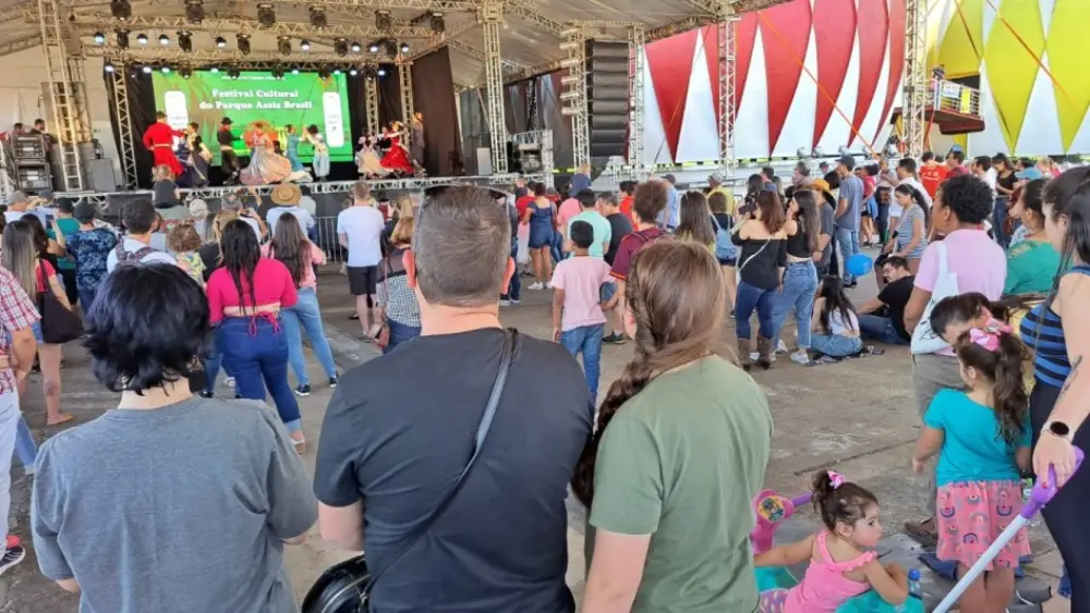 Visitantes assistem a apresentações culturais na Expointer 2025 em Esteio