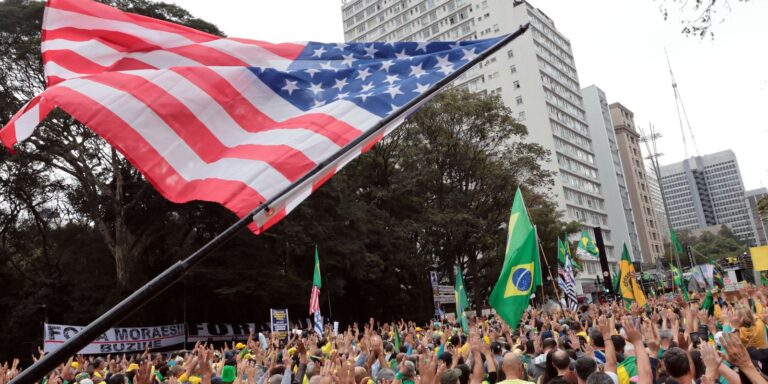 Bandeira dos EUA é "novo símbolo da direita brasileira", diz NYT