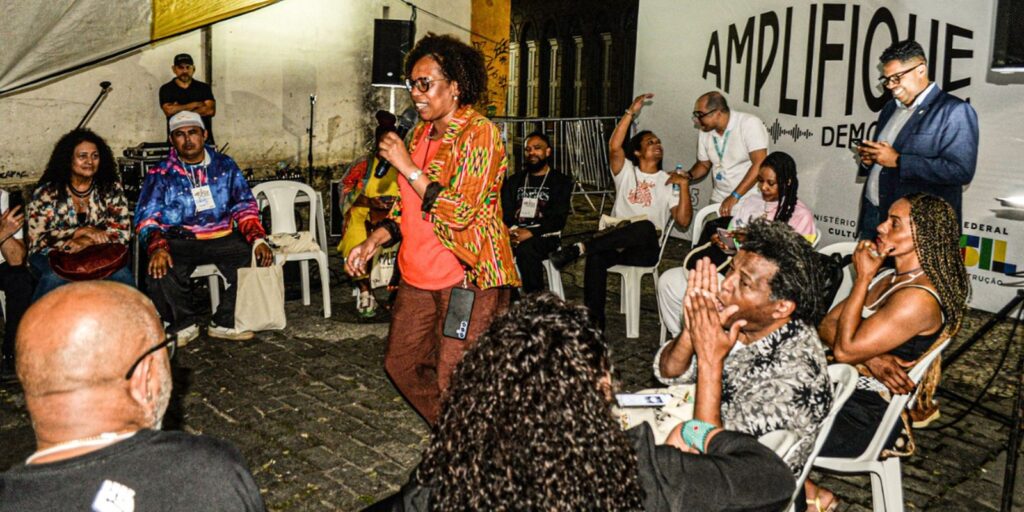 Campanha quer valorizar papel do jovem na defesa da democracia