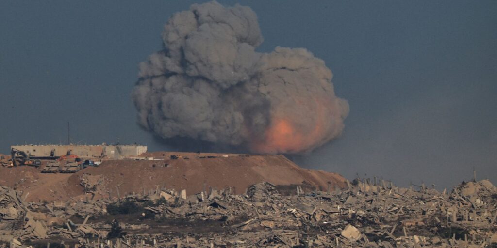 Forças israelenses bombardeiam subúrbios da Cidade de Gaza