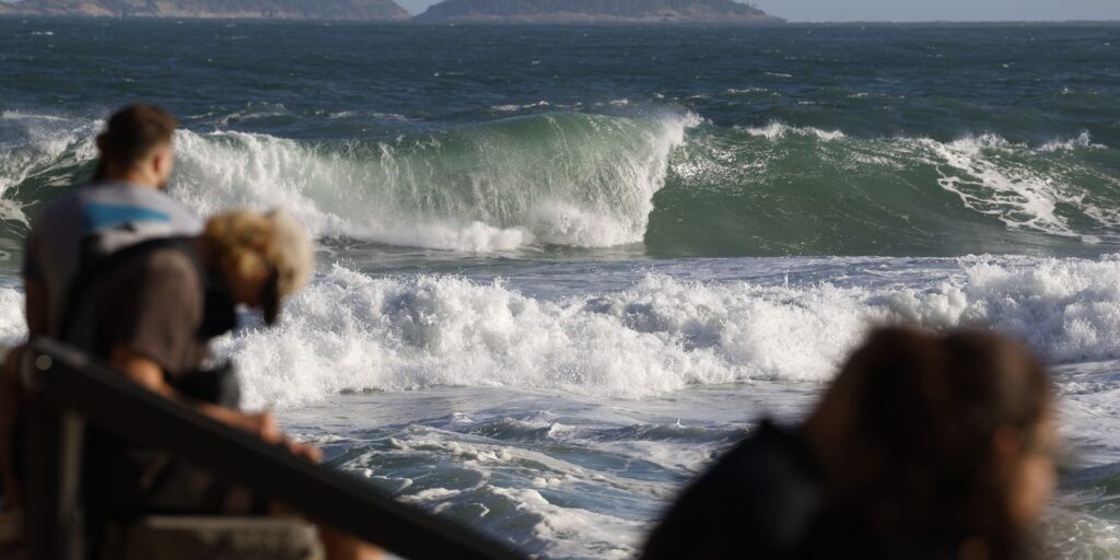 Guarda-vidas buscam casal que desapareceu na Praia do Leme