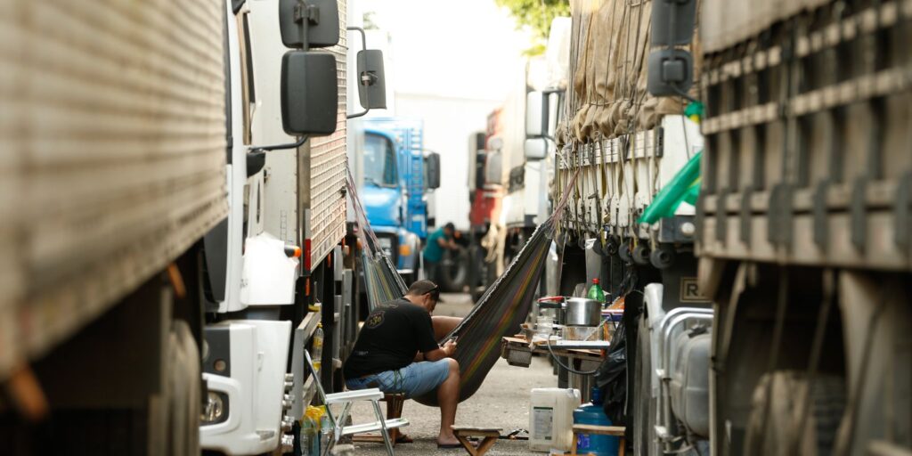 Jornada exaustiva e solidão afetam saúde mental de caminhoneiros