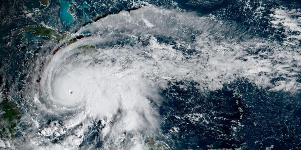 Furacão Melissa perde força, mas ventos ainda são catastróficos