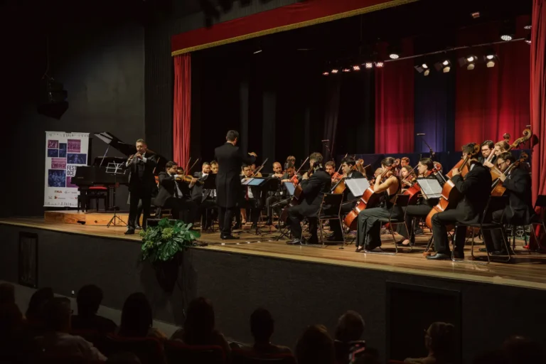Orquestra de Concertos de Erechim celebra 75 anos no Festival OCE com apresentações emocionantes.