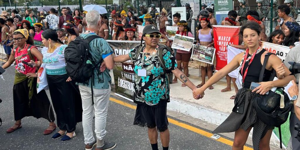 Povo Munduruku protesta na COP30 contra uso da floresta como negócio