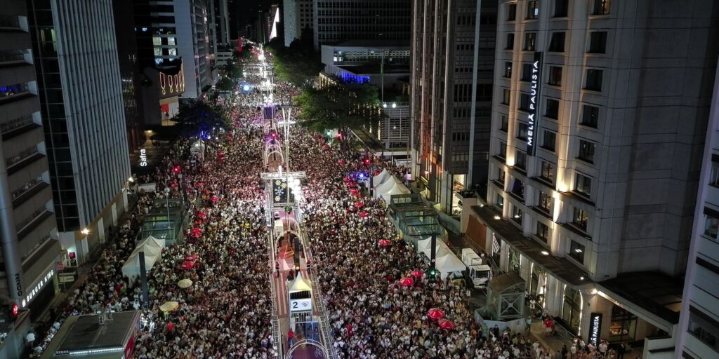 Rréveillon na Avenida Paulista teve música e fogos silenciosos