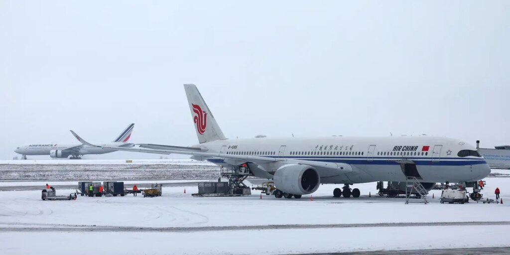 Tempestade Goretti: nevascas cancelam centenas de voos na Europa