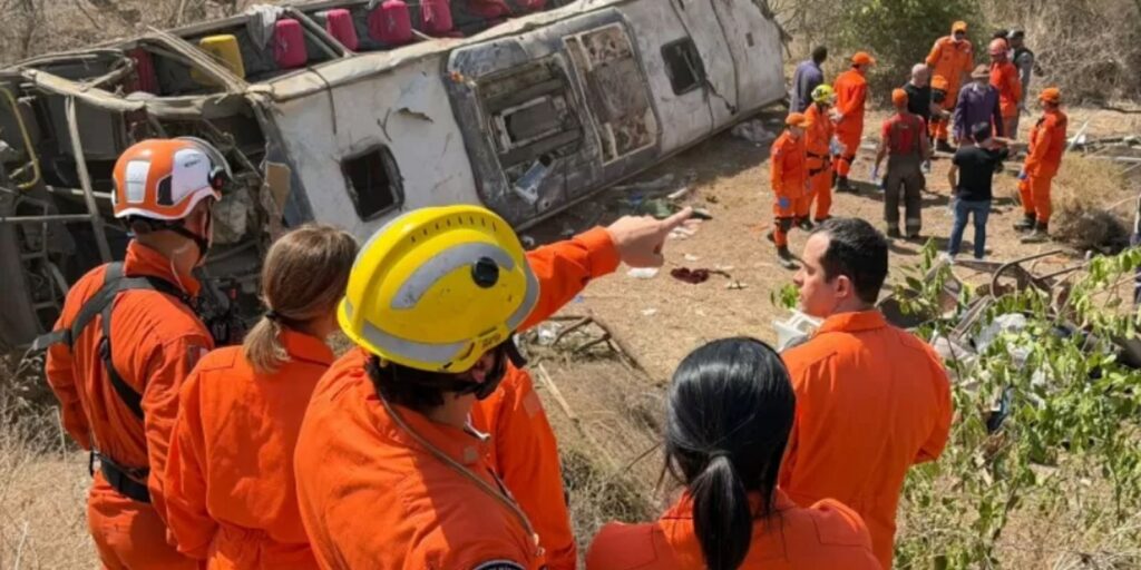 Capotamento de ônibus que levava romeiros deixa 15 mortos em Alagoas