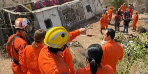 Capotamento de ônibus que levava romeiros deixa 15 mortos em Alagoas