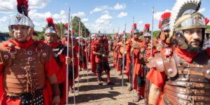 Fiéis acompanham Via Sacra de Sexta-Feira Santa no Distrito Federal