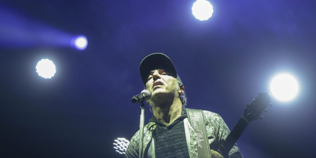 Prestes a completar 60 anos, Zeca Baleiro lança coletânea de músicas